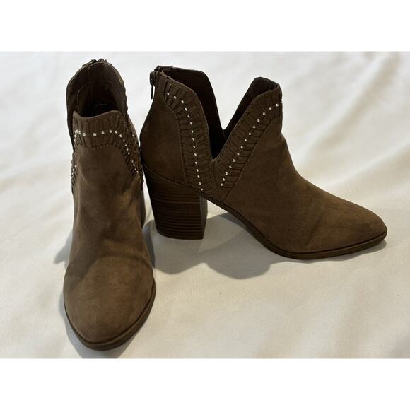 R2 Shoes - Womens Beige Suede Cutout Ankle Booties Block Heel, R2 Sz 9 Studded Cowgirl chic